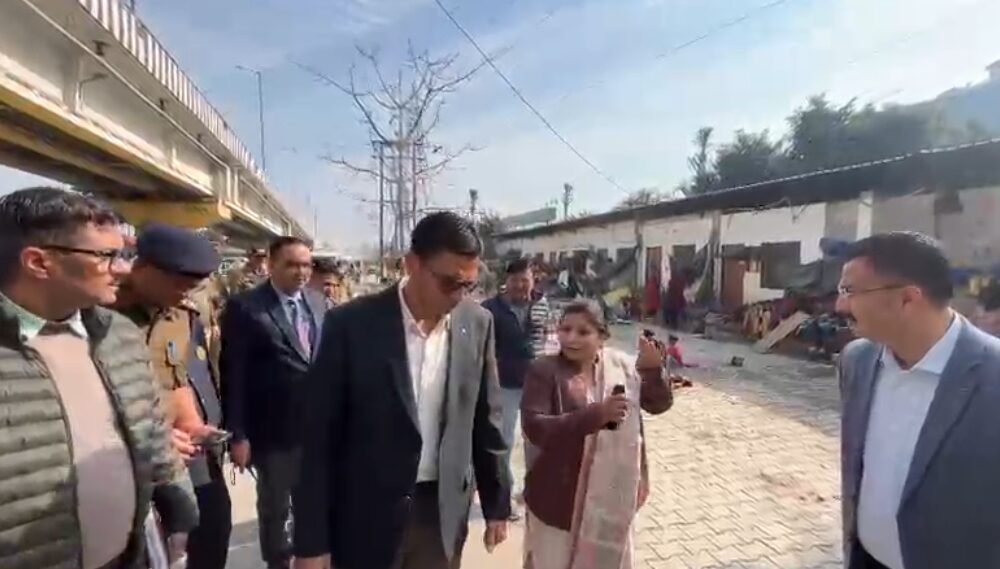 आईएसबीटी निकासी गेट पर बने निर्माण ध्वस्त; चौकी शिफ्ट करने के निर्देश